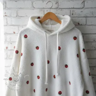 Plaščevina TEDDY EMBROIDERY Strawberries white