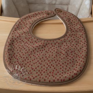 Žamet STRETCH Little strawberries taupe