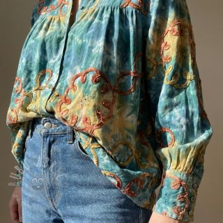 Bombažna tkanina TIE DYE EMBROIDERY Elise tape design C