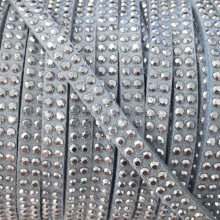 Semišasta vrvica s kristali light blue