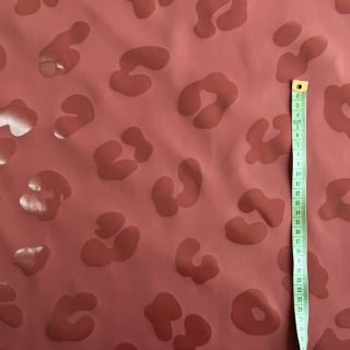 Látka na pršiplášť Animal skin bordeaux