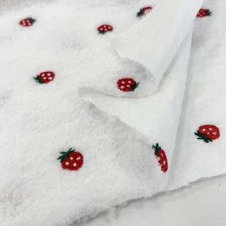 Plaščevina TEDDY EMBROIDERY Strawberries white